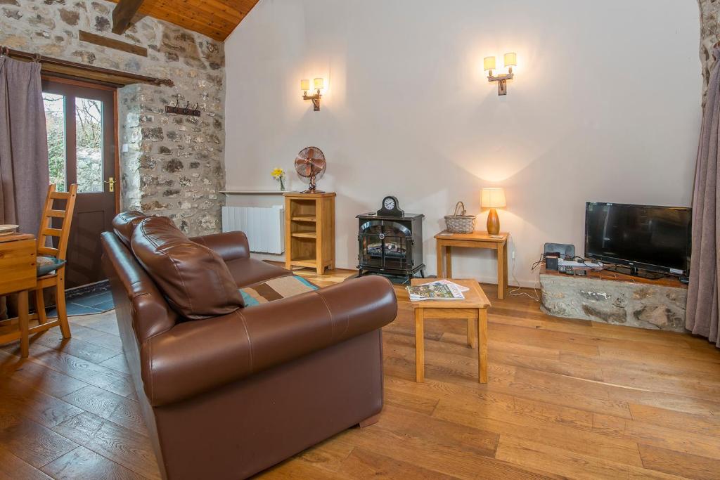 TV a/nebo společenská místnost v ubytování Heather Cottage