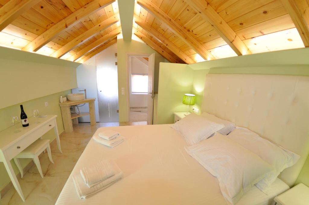 Postel nebo postele na pokoji v ubytování Agios Gordios Beach Resort