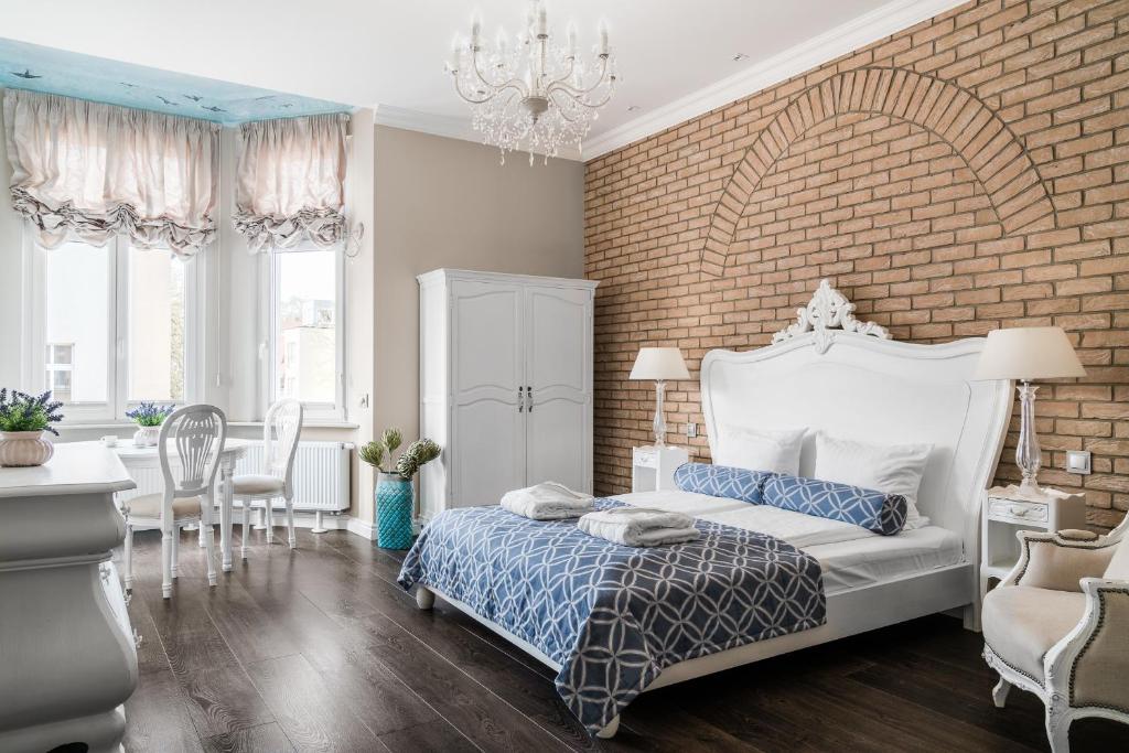 Lion Apartments - Deluxe Rooms 150 m from the sea & Sopot Center - 带淋浴的双人间