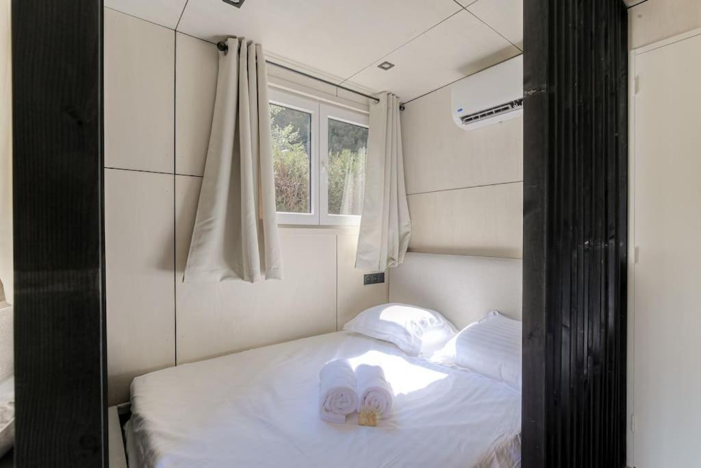 Postel nebo postele na pokoji v ubytování Tiny-house atypique, 4 personnes, Saint-Didier