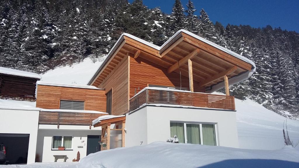 ein Haus auf einem schneebedeckten Berg in der Unterkunft Apart Silke in Pettneu am Arlberg