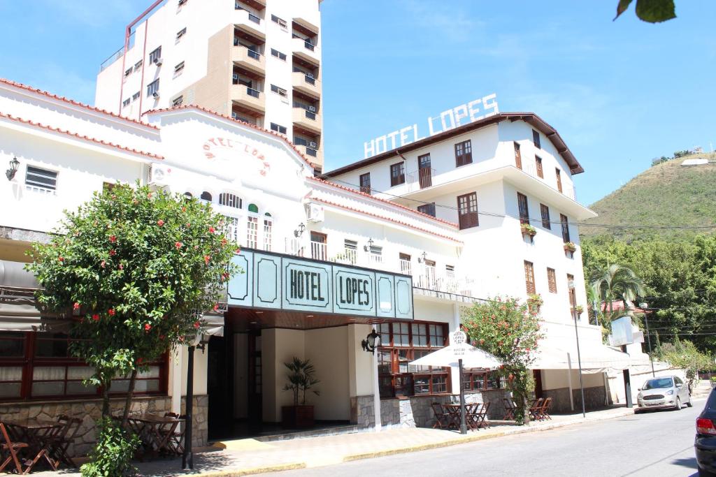 a building with a sign that reads hotelier at Hotel Lopes Caxambu in Caxambu