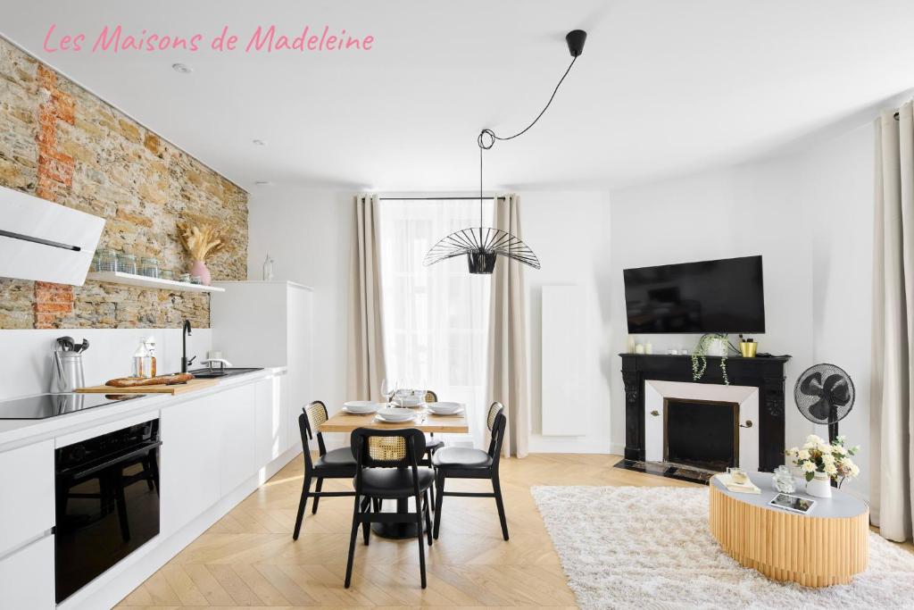 une cuisine et un salon avec une table et des chaises dans l'établissement Exlusivité - Cocoon & Erdre - Joli T2 Cosy, à Nantes