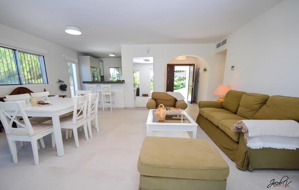 Posezení v ubytování Great Villa Near Beach and Marbella