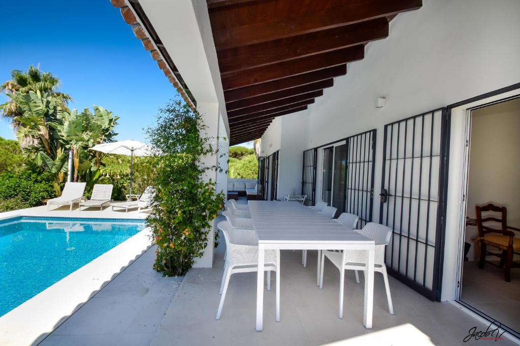 Bazén v ubytování Great Villa Near Beach and Marbella nebo v jeho okolí