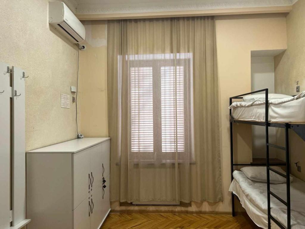 Postel nebo postele na pokoji v ubytování Cozy Rooms Tbilisi