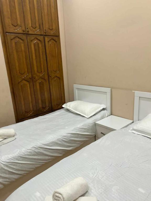 Postel nebo postele na pokoji v ubytování Cozy Rooms Tbilisi