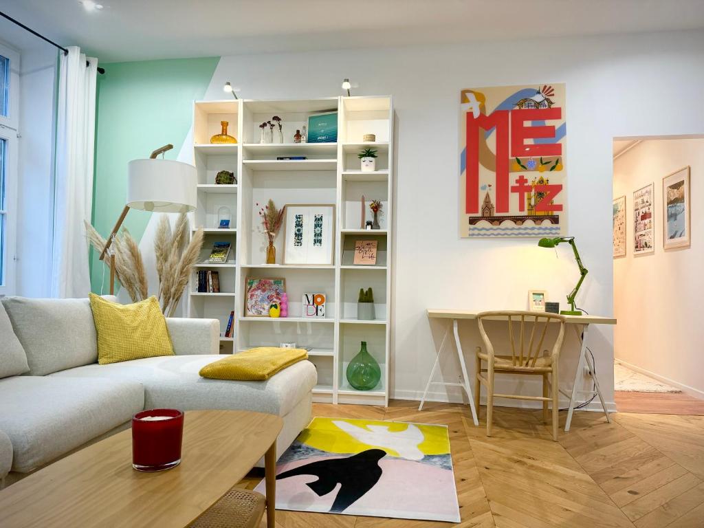 un salon avec un canapé et une table dans l'établissement L'abreuvoir - Appartement Hypercentre Metz, à Metz