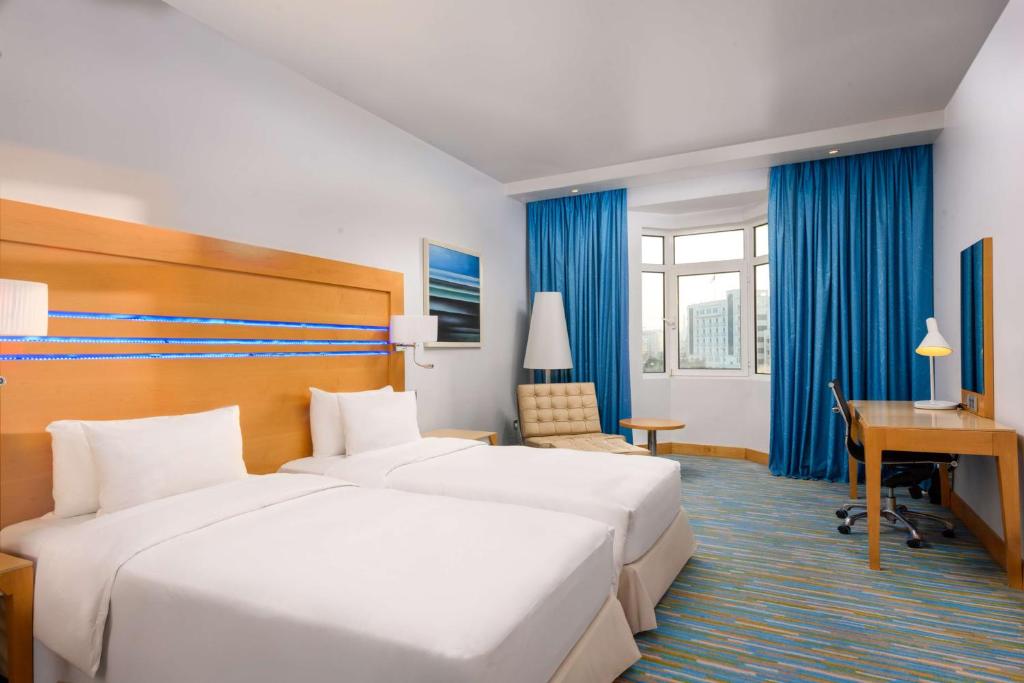 Letto o letti in una camera di Radisson Blu Hotel, Muscat