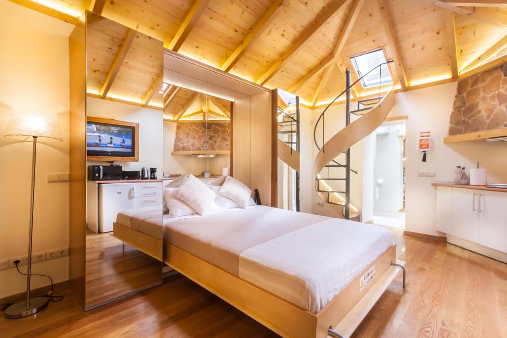 sypialnia z dużym łóżkiem i schodami w obiekcie Sao Thiago House Madeira w Funchal