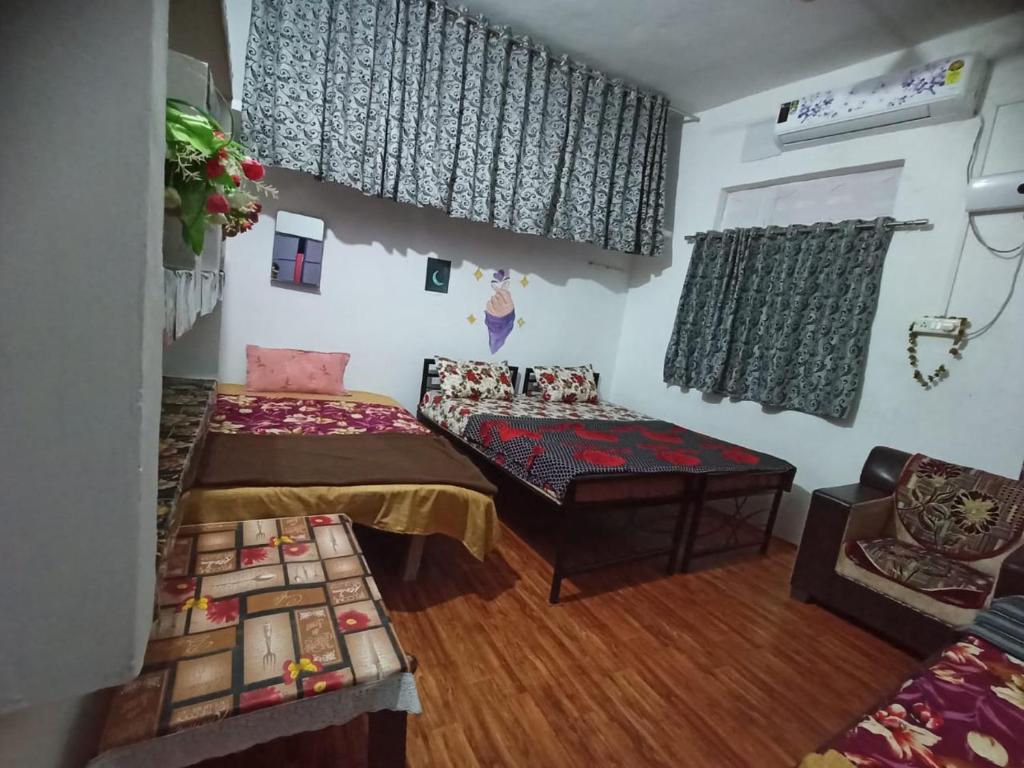 Giường trong phòng chung tại Holiday Home Stay