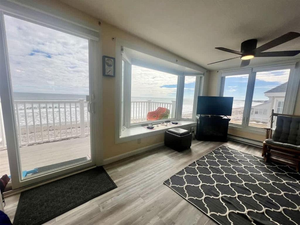 Gambar di galeri bagi New Ocean Surf 6 - Wells Beach Oceanfront Condo di Wells