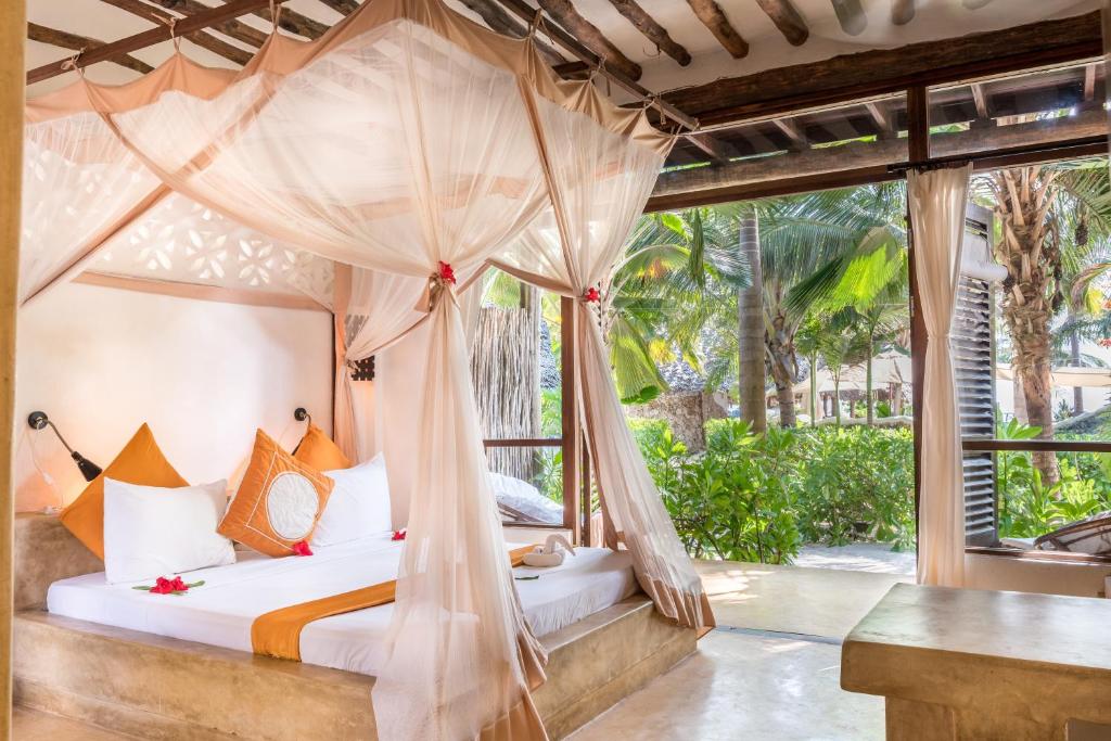 Postel nebo postele na pokoji v ubytování Sunshine Azure Zanzibar Beach Hotel