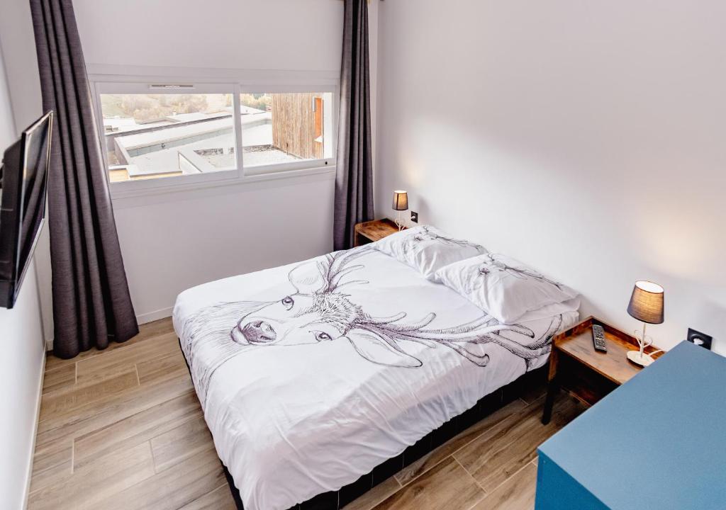 Postel nebo postele na pokoji v ubytování Superbe appart avec sauna, au pied du télésiège, WiFi, babyfoot