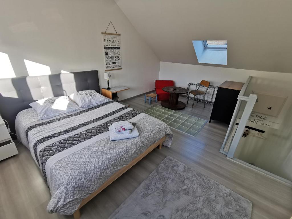 une chambre avec un grand lit et une salle à manger dans l'établissement Maisonnette Les vents marins, à Malo-les-Bains