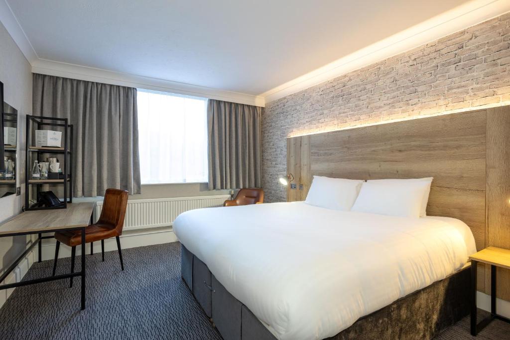 Postel nebo postele na pokoji v ubytování Cedar Court Hotel Huddersfield