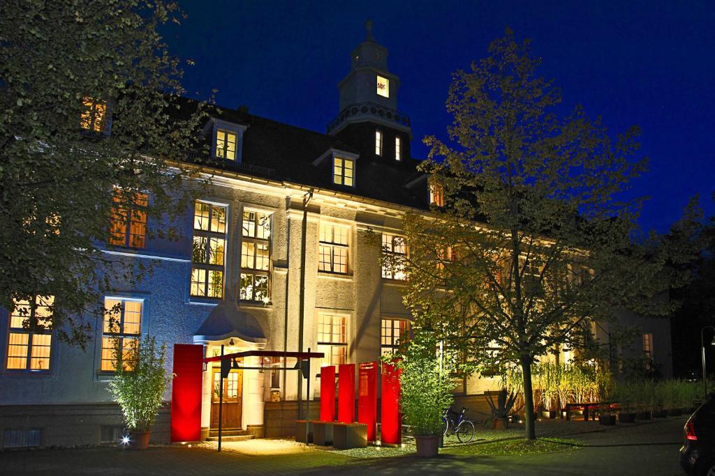 ein Gebäude mit einem Uhrturm darüber in der Unterkunft ABC Hotel in Konstanz