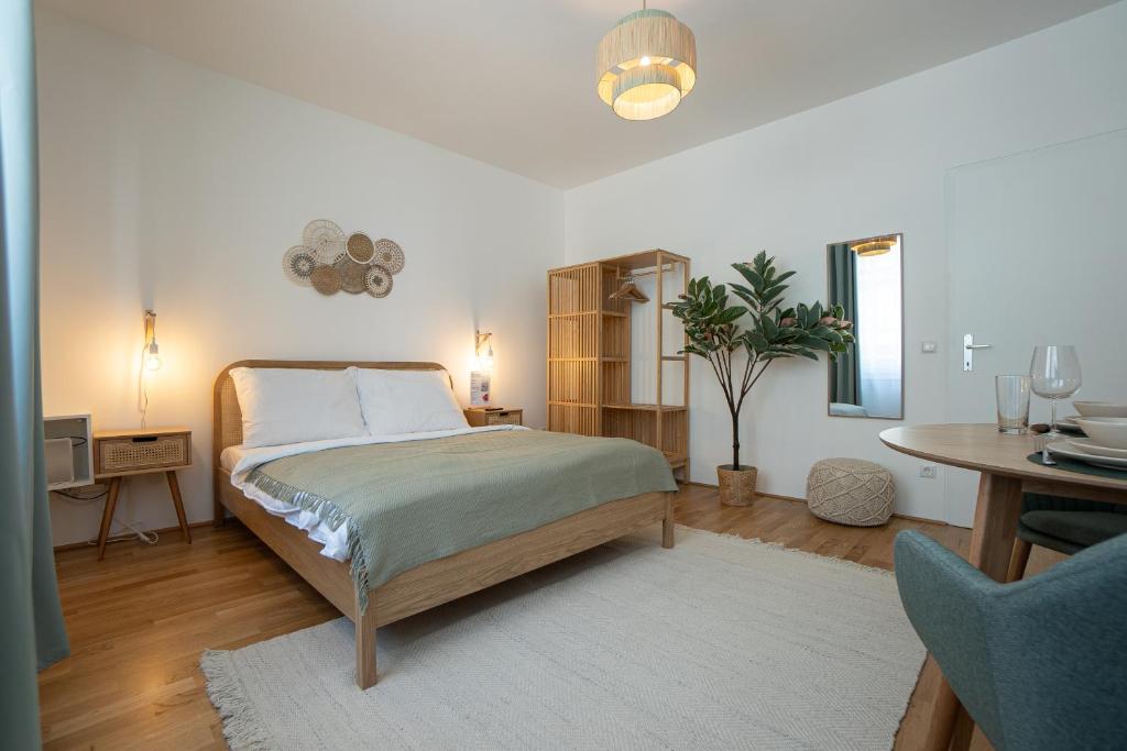 Bright Modern Studio in Center with a Queen Bed