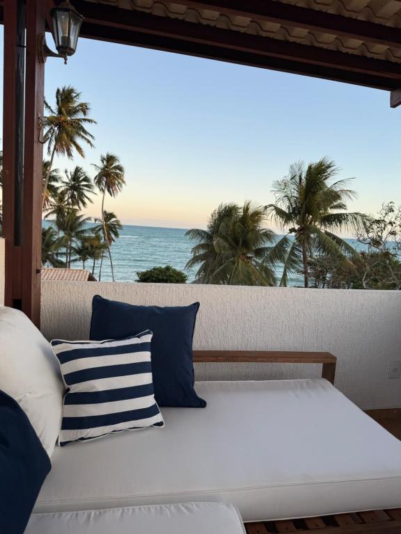 ein Bett in einem Zimmer mit Meerblick in der Unterkunft Casa vista mar a 20 metros da praia de garça torta em Maceio in Maceió