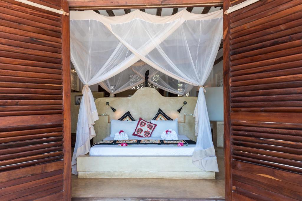 Postel nebo postele na pokoji v ubytování Sunshine Azure Zanzibar Beach Hotel