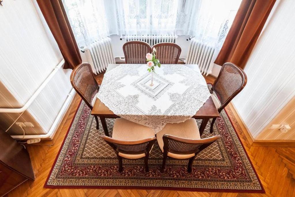 Posedenie v ubytovaní Haus in Budapest mit Garten