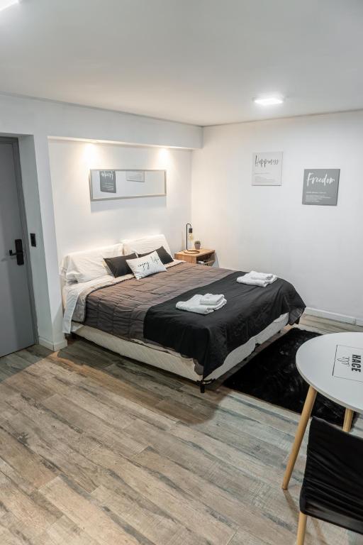 a bedroom with a large bed in a room at Departamento Glamour 203 - Edificio VILAUT by INMOVE Temporarios in Córdoba