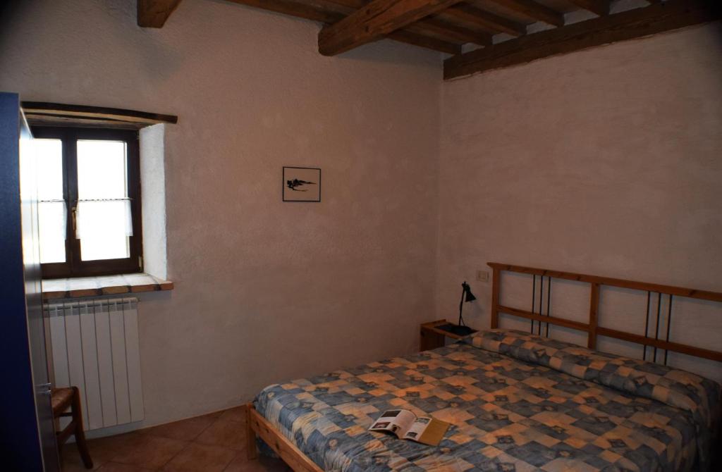 A bed or beds in a room at Agriturismo Alla Vecchia Quercia