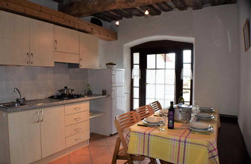 A kitchen or kitchenette at Agriturismo Alla Vecchia Quercia