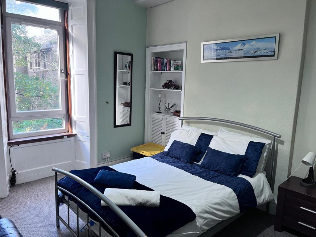 Ένα ή περισσότερα κρεβάτια σε δωμάτιο στο Spacious and Central city apartment