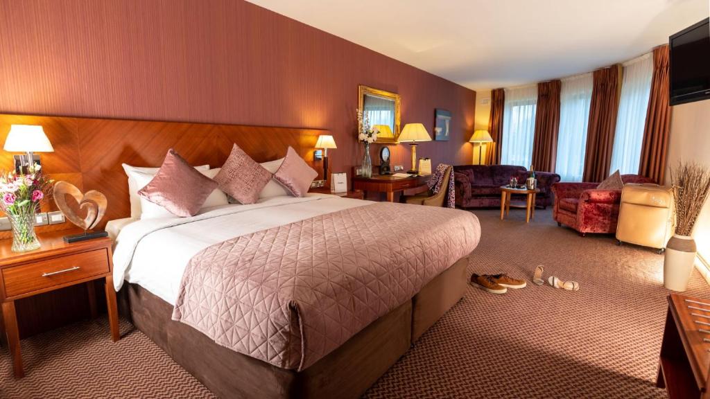 Postel nebo postele na pokoji v ubytování Great National Ballykisteen Golf Hotel