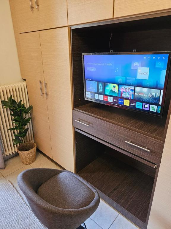 TV a/nebo společenská místnost v ubytování Stylish studio - Your private place in Lamia