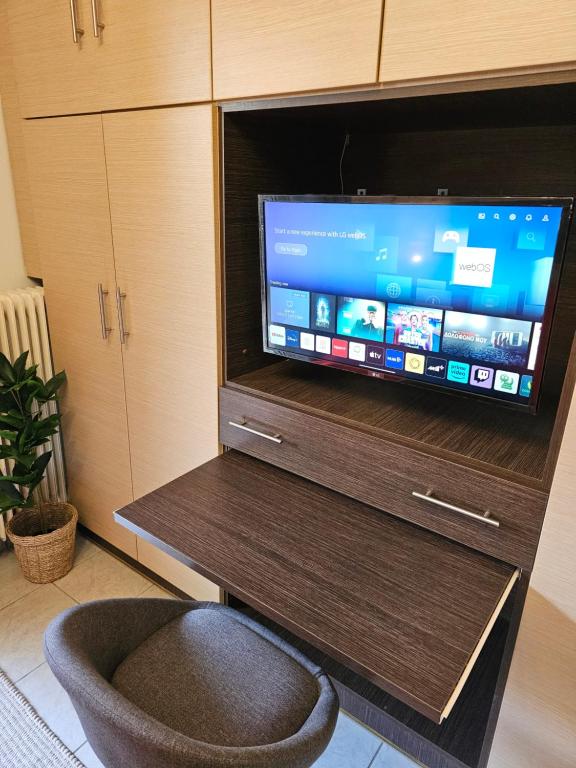 TV a/nebo společenská místnost v ubytování Stylish studio - Your private place in Lamia