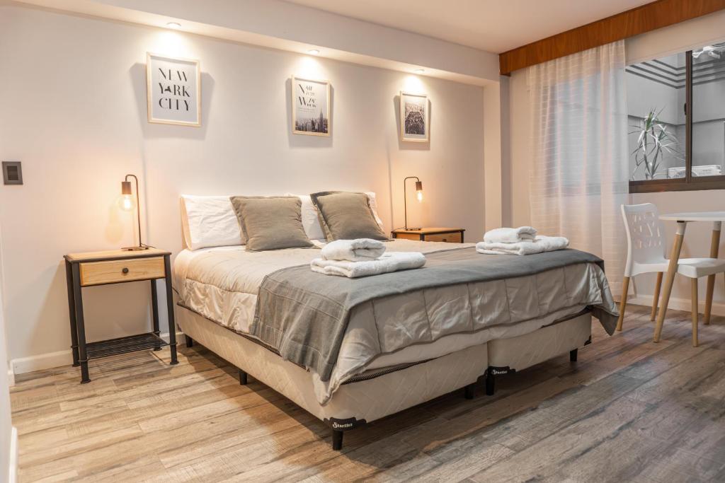 ein Schlafzimmer mit einem Bett mit zwei Handtüchern darauf in der Unterkunft Departamento NYC 4 Premium - Edificio VILAUT by INMOVE Temporarios in Cordoba