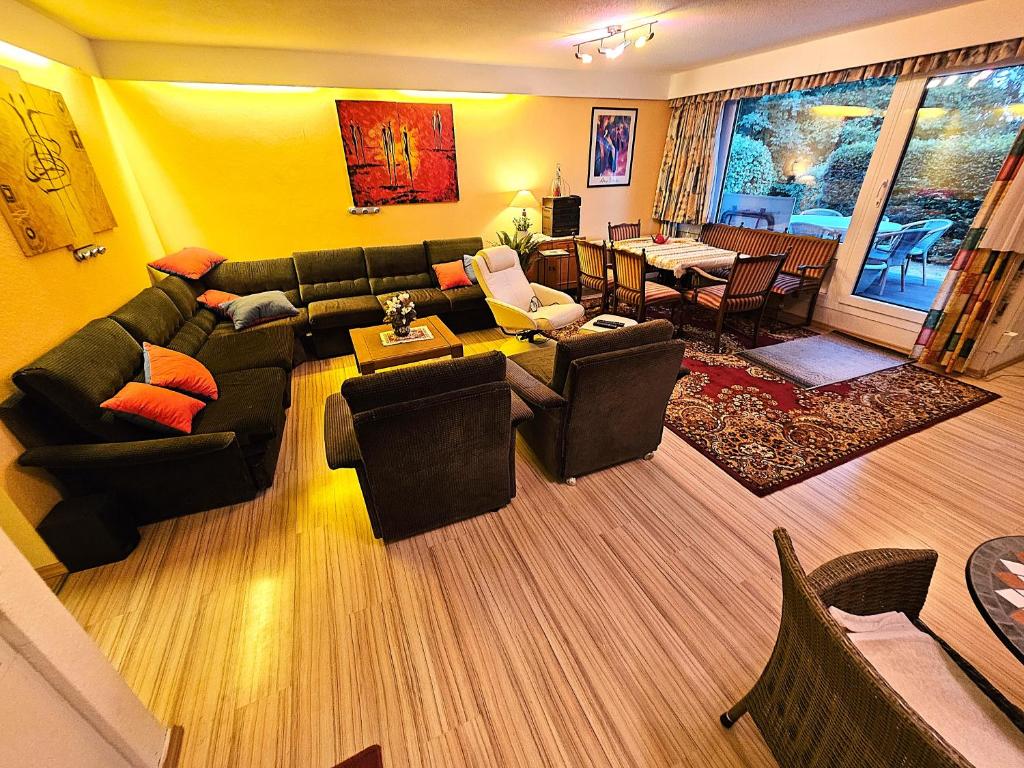 a living room with a couch and a table at Winterberg Appartement 6 Pers am Skilift größten Skigebiets, ruhige Garten im Wald, gemütlichen Après-Ski-Cafés Restaurants zu Fuß erreichbar, Parkplatz, Schwimmbad, Sauna, Relaxraum, Buchbaren Massages Wellness Der Brabander, Darts Tischtennis-Fußball in Winterberg