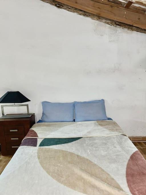 Ένα ή περισσότερα κρεβάτια σε δωμάτιο στο Room in historic house