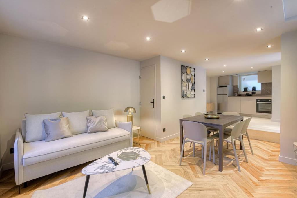 a living room with a couch and a table at Appartement T3 dans résidence calme, Saint-Didier in Saint-Didier-au-Mont-dʼOr