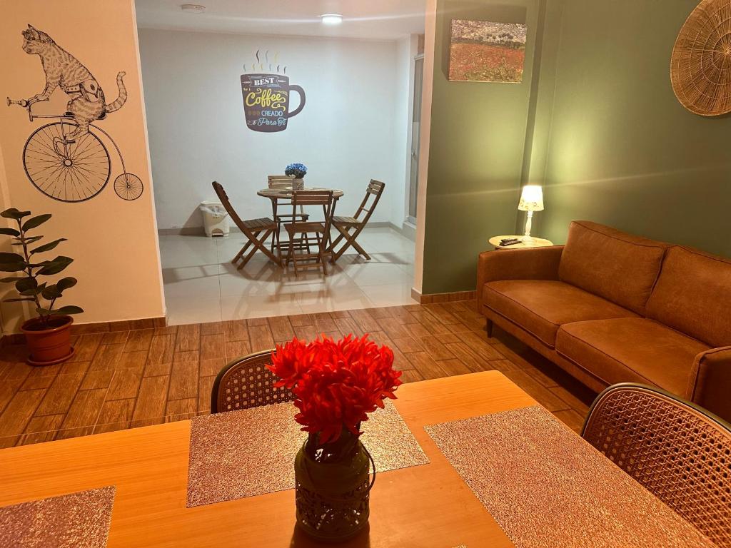 SMiguel, 1P Grande dpto, 4 camas, wifi, lavadora terraza في ليما: غرفة معيشة مع أريكة وطاولة