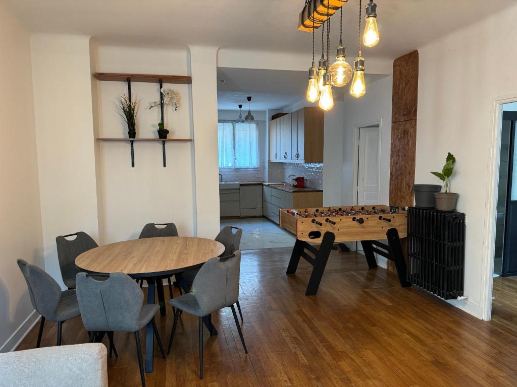 un salon avec une table et des chaises et une cuisine dans l'établissement Paris-18, à Paris