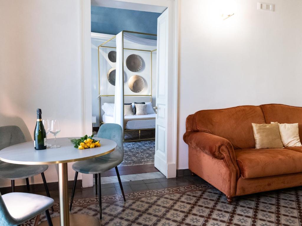 A seating area at Scene Suites Apartments