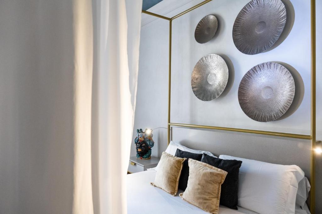 A bed or beds in a room at Scene Suites Apartments