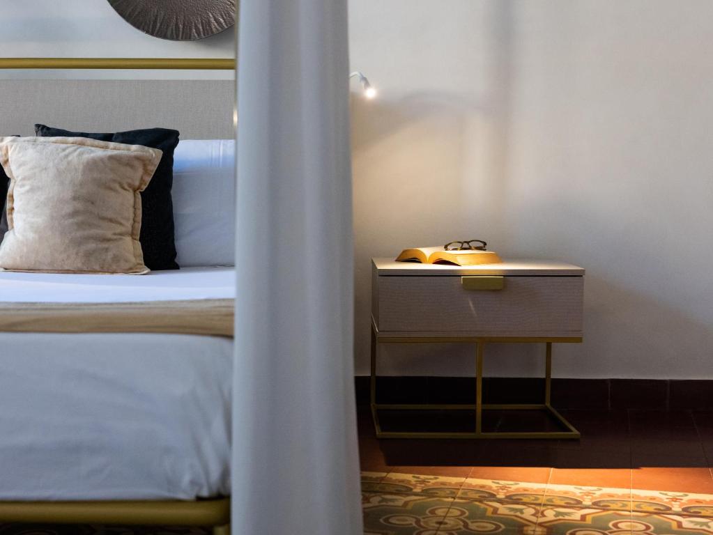 A bed or beds in a room at Scene Suites Apartments