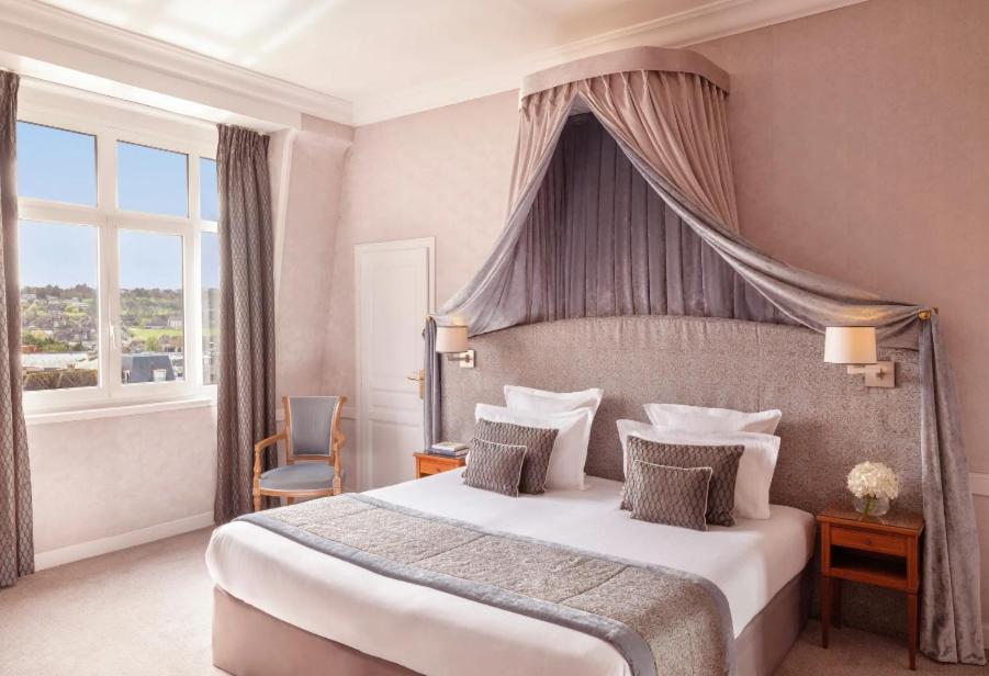 Кровать или кровати в номере Hôtel Barrière Le Royal Deauville