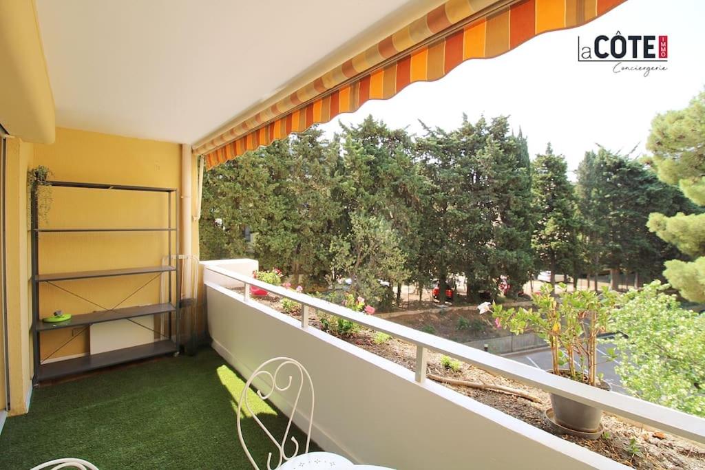 Elle comprend un balcon offrant une vue sur le jardin. dans l'établissement Le Corvette 3, à Carry-le-Rouet