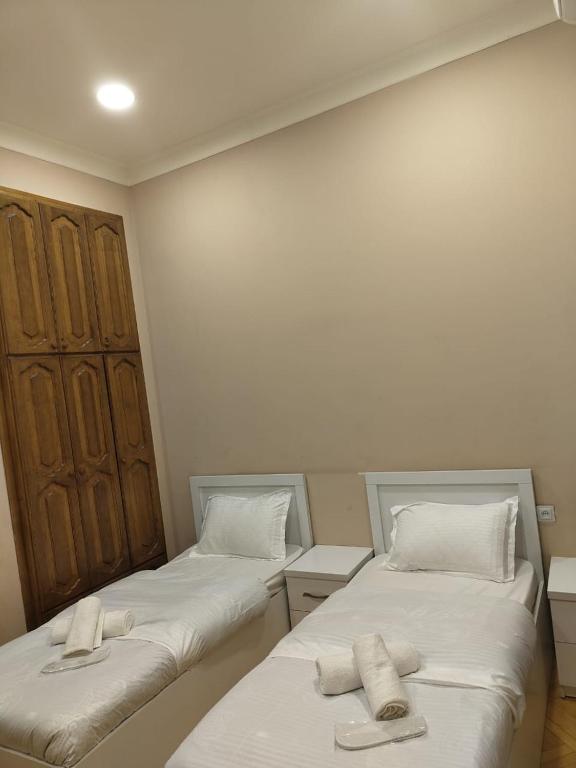Postel nebo postele na pokoji v ubytování Cozy Rooms Tbilisi