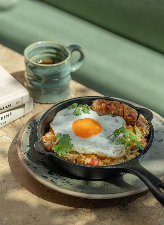 a frying pan with a fried egg on a table at The Charlee Hotel in Medellín