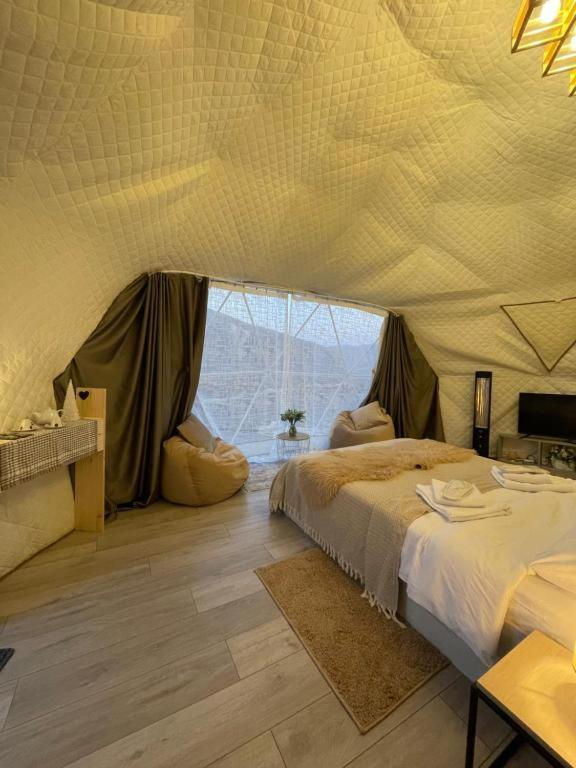 Postel nebo postele na pokoji v ubytování lakeviewglamp