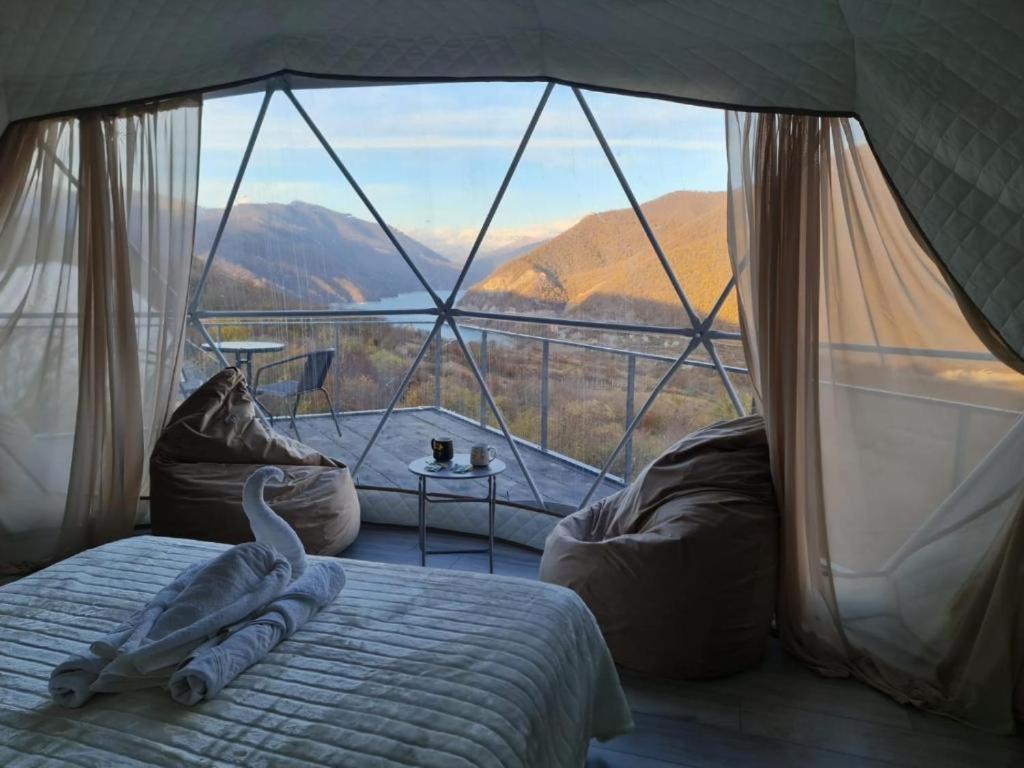 Nespecifikovaný výhled na hory nebo výhled na hory při pohledu z luxury tent