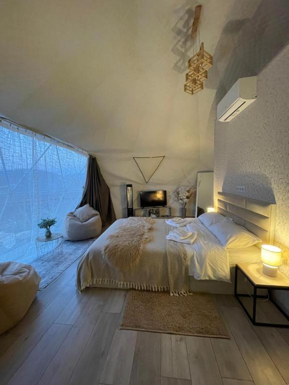 Postel nebo postele na pokoji v ubytování lakeviewglamp