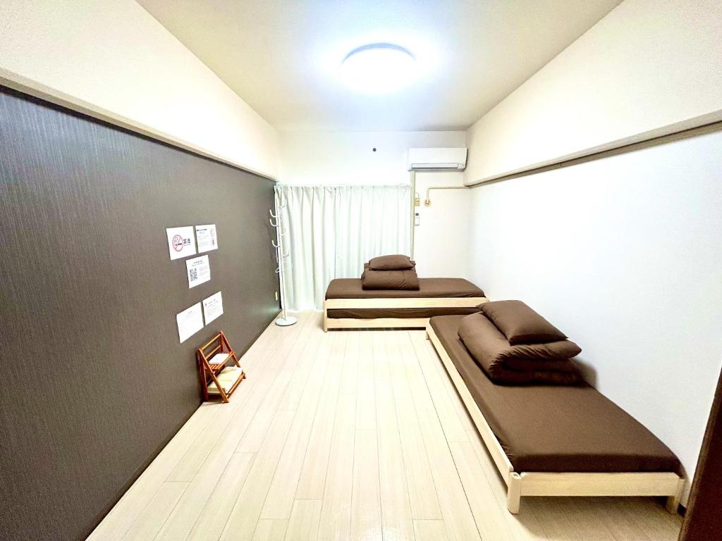 北九州市にあるOrio Heights 208 - Vacation STAY 85278vのベッド2台が備わる壁の客室です。