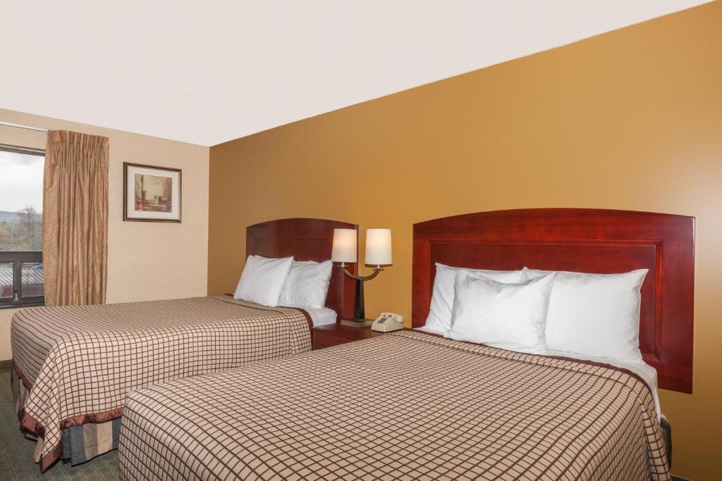 Postel nebo postele na pokoji v ubytování Days Inn by Wyndham Utica